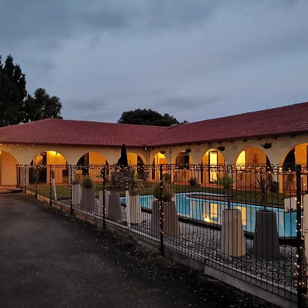 קיימברידג' Captains Quarters Motor Inn מראה חיצוני תמונה